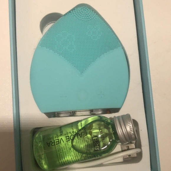 Swiss Ultimate Labs Facial Cleansing Brush - Picture 2 of 7